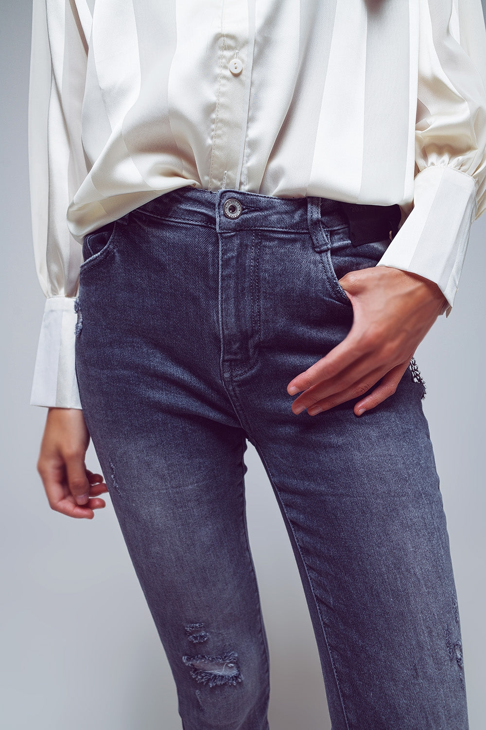 Calças Skinny Fit Escuras Rasgadas