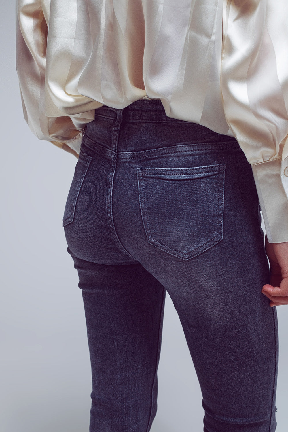Calças Skinny Fit Escuras Rasgadas