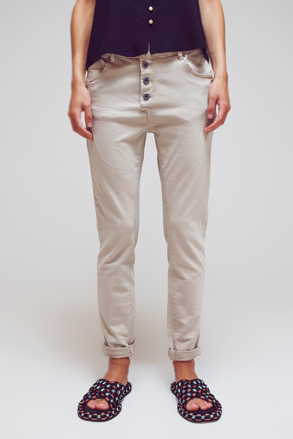 Calça jeans skinny com botões expostos em bege