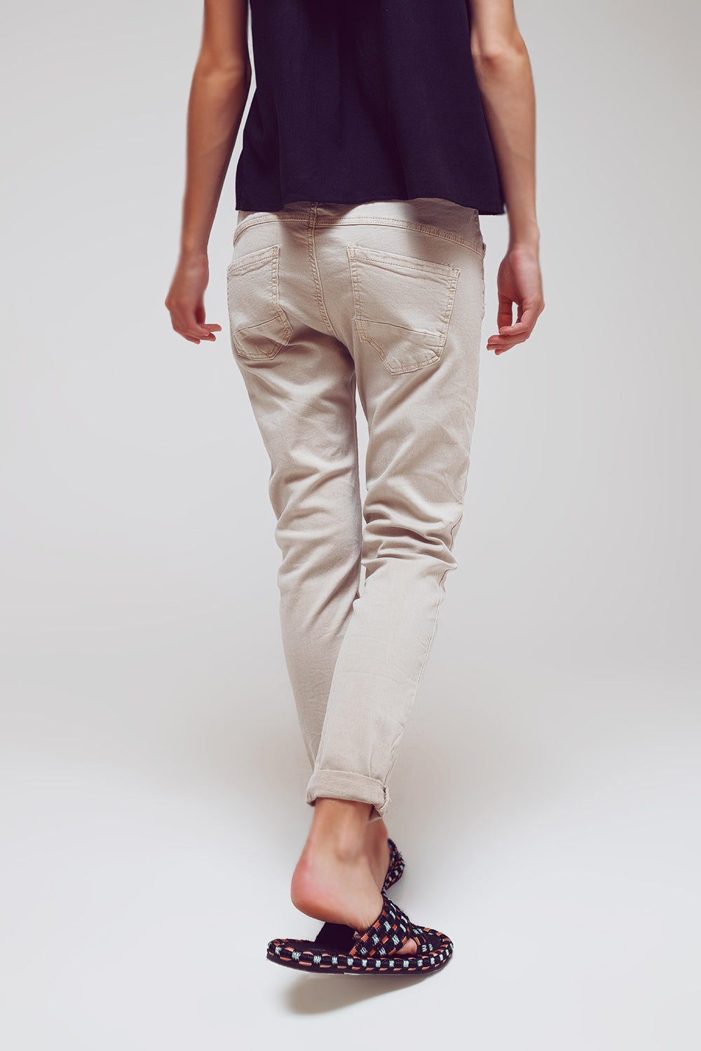 Calça jeans skinny com botões expostos em bege