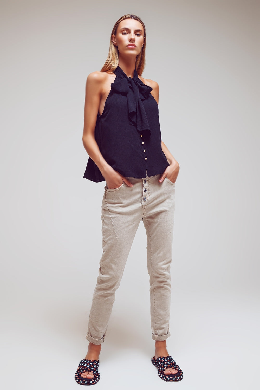 Calça jeans skinny com botões expostos em bege
