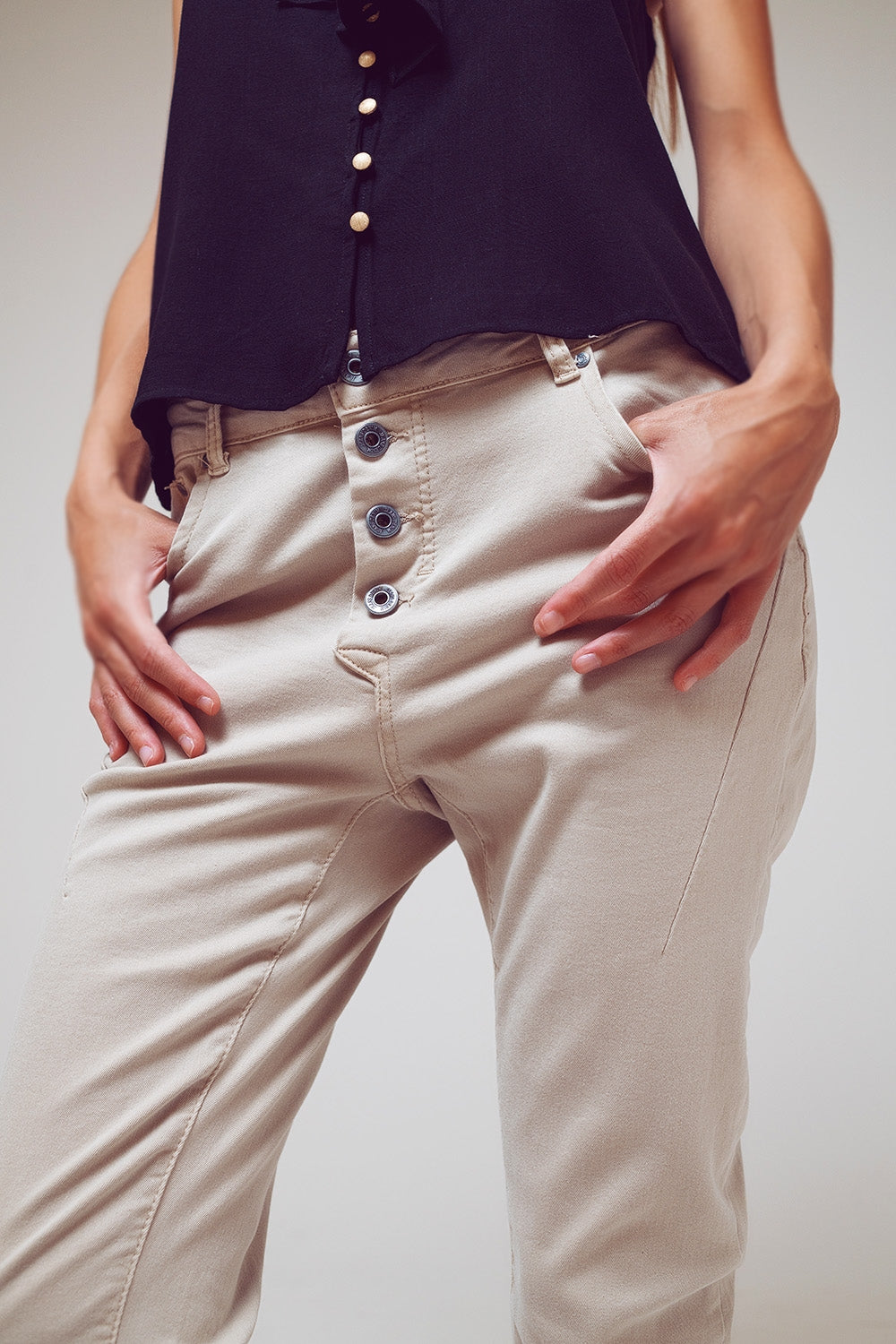 Calça jeans skinny com botões expostos em bege