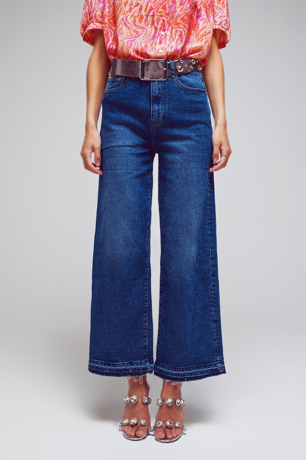 Calça jeans de perna larga com detalhe na barra em lavagem média