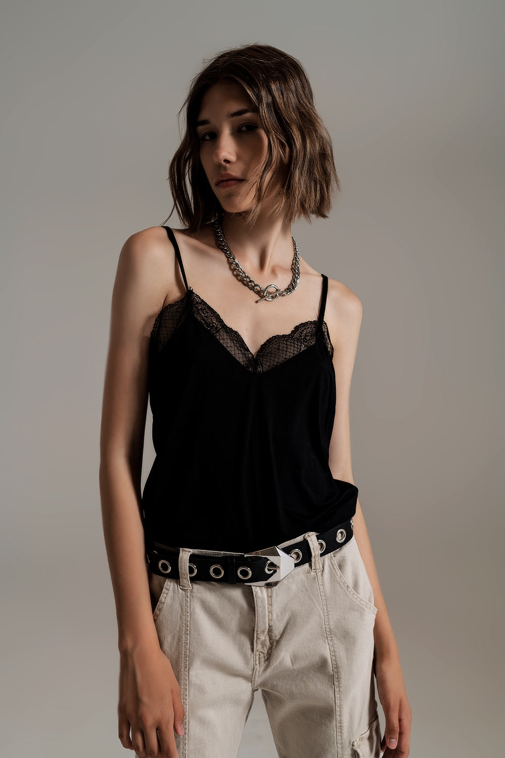 Top de detalhe de renda em preto