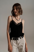 Top de detalhe de renda em preto