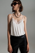 Top de detalhe de renda em creme