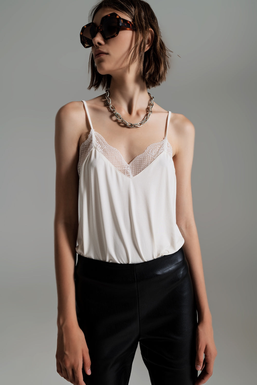 Top de detalhe de renda em creme