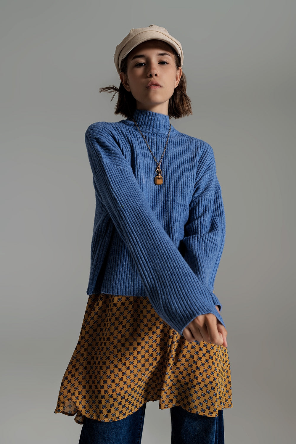 Camisola de gola alta azul macio e canelado