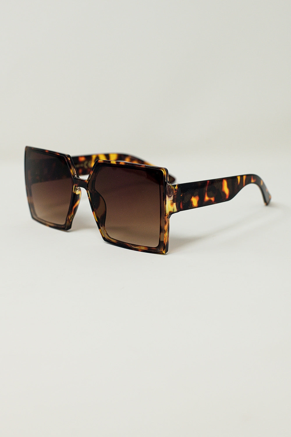 Óculos de sol quadrados e oversized em marron