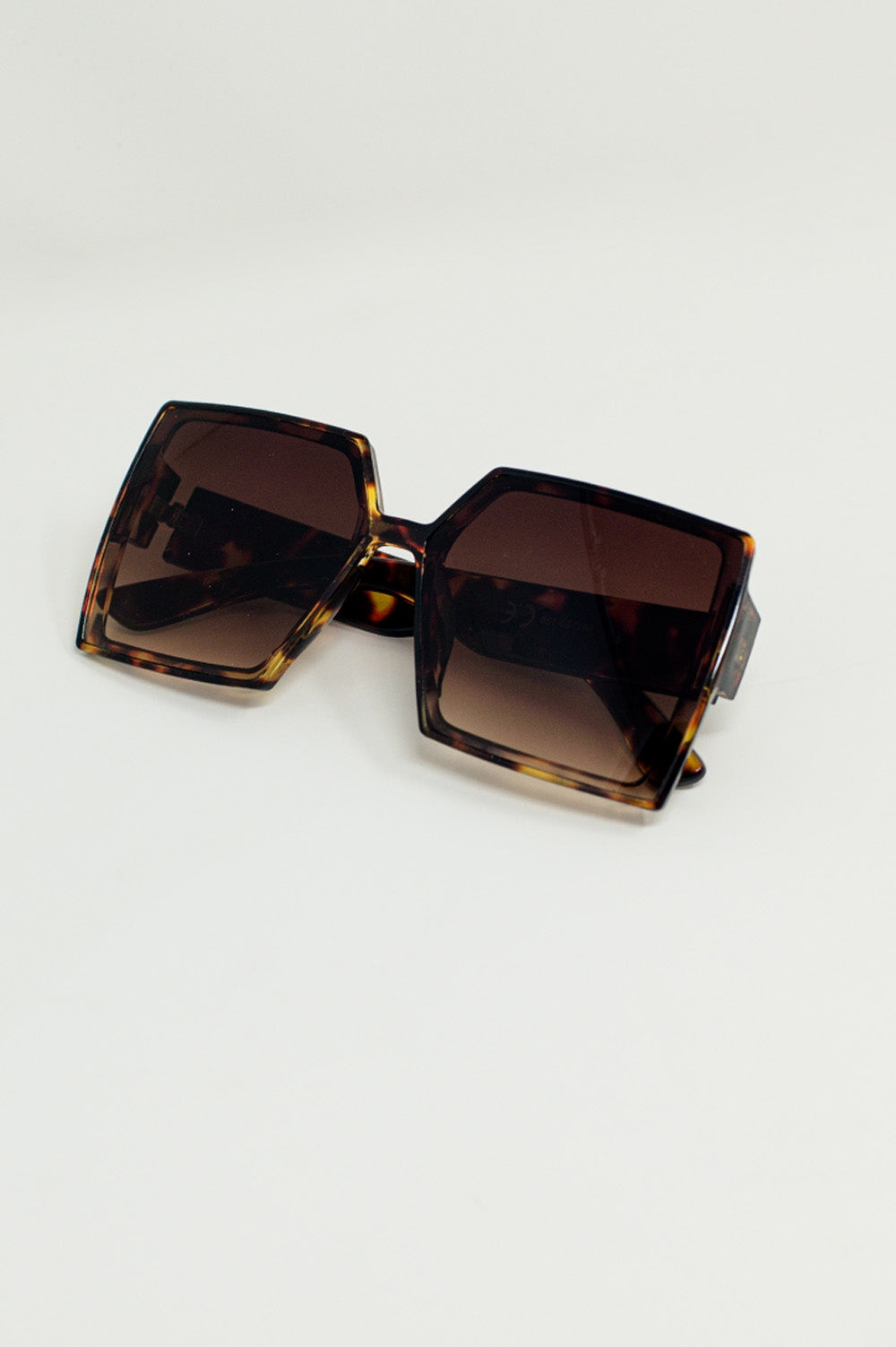 Óculos de sol quadrados e oversized em marron