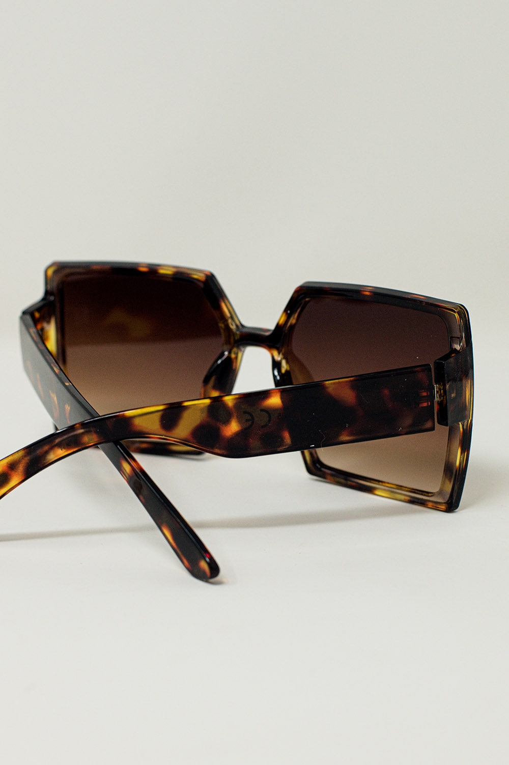 Óculos de sol quadrados e oversized em marron