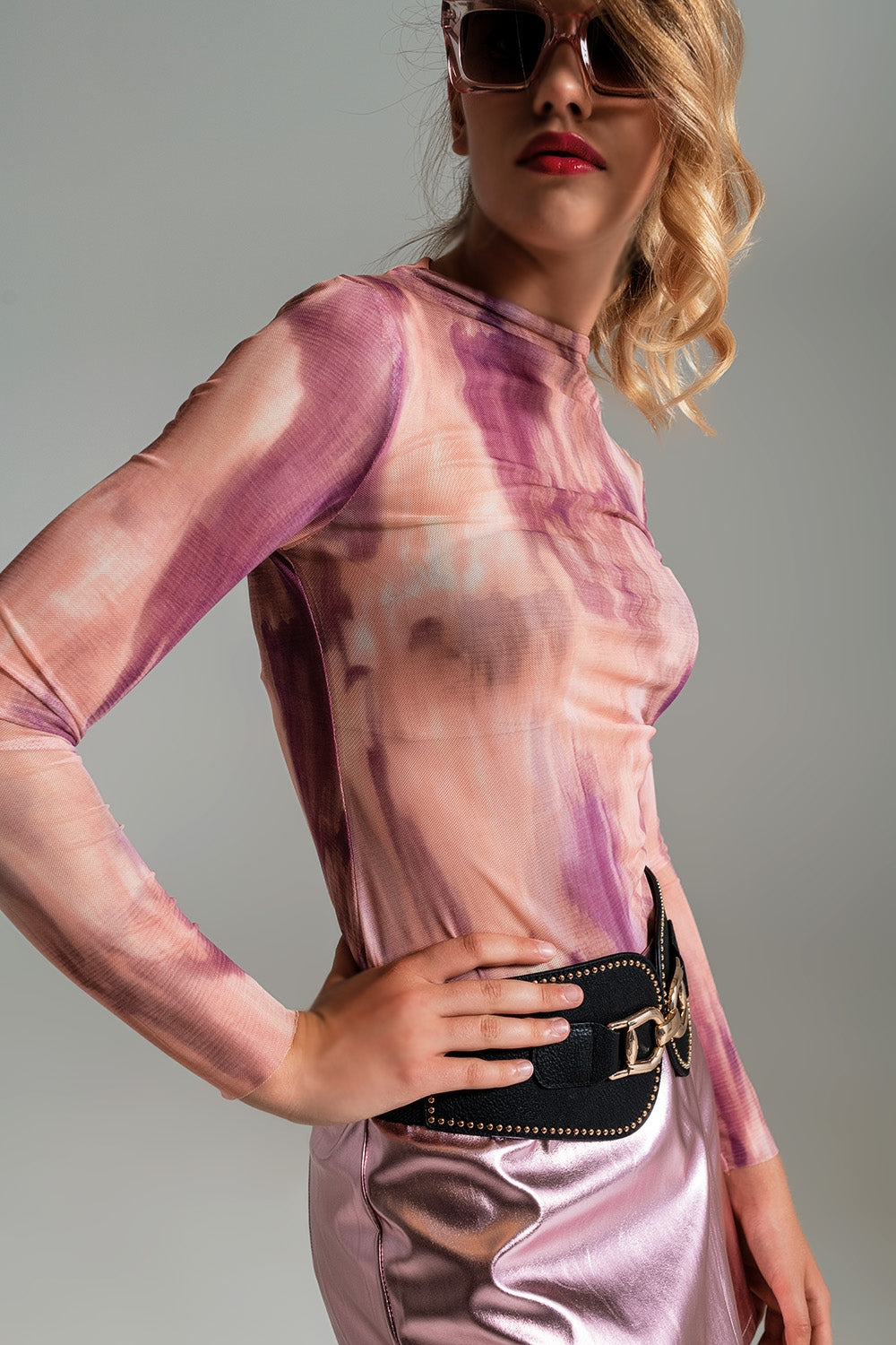 Top de malha con arricciatura laterale in stampa rosa astratta