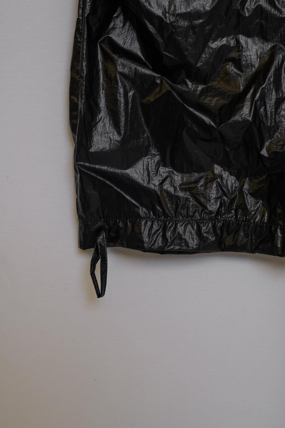 Calças metálicas preto oversized com zíper