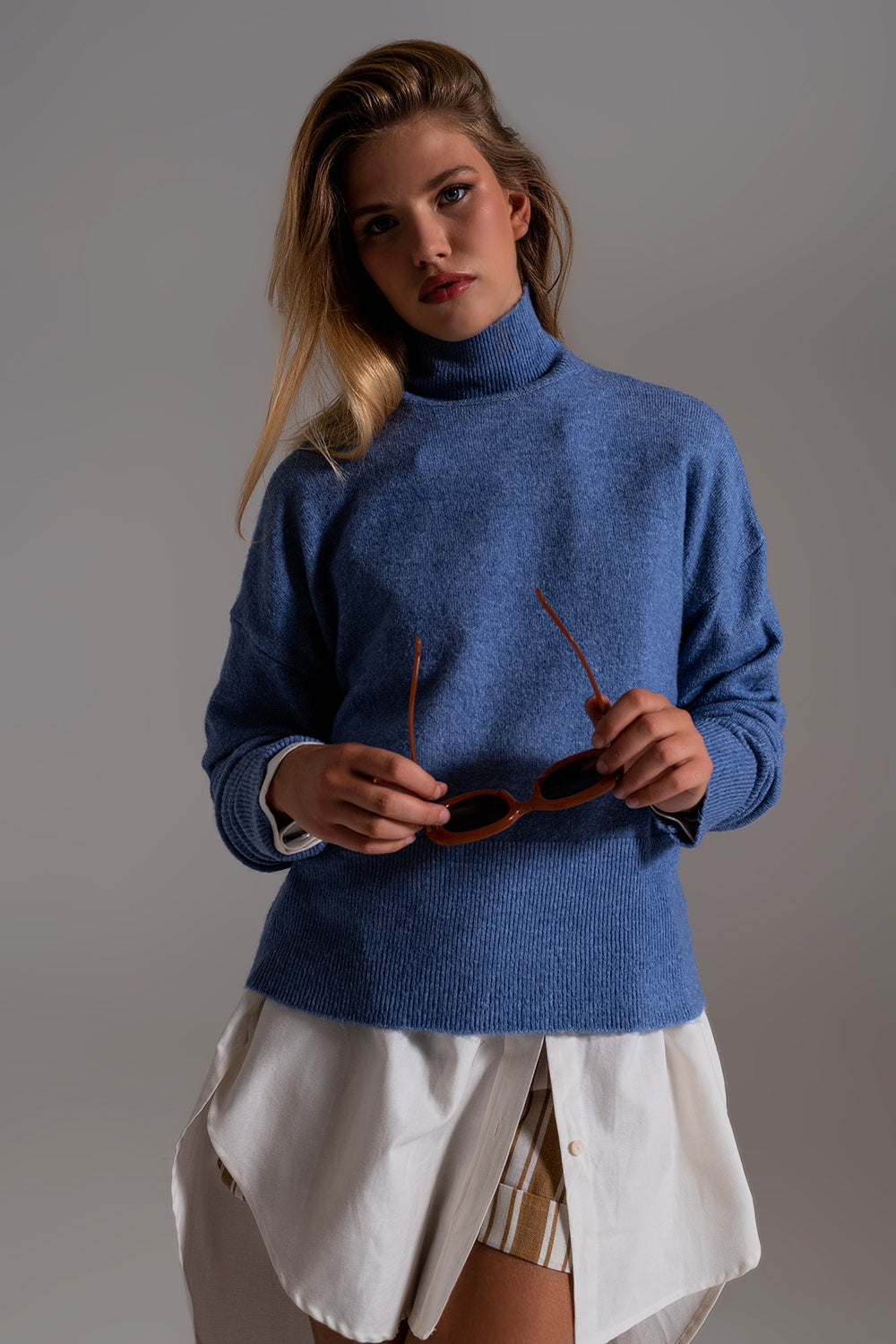 Camisola de gola alta azul em um tecido de malha macia