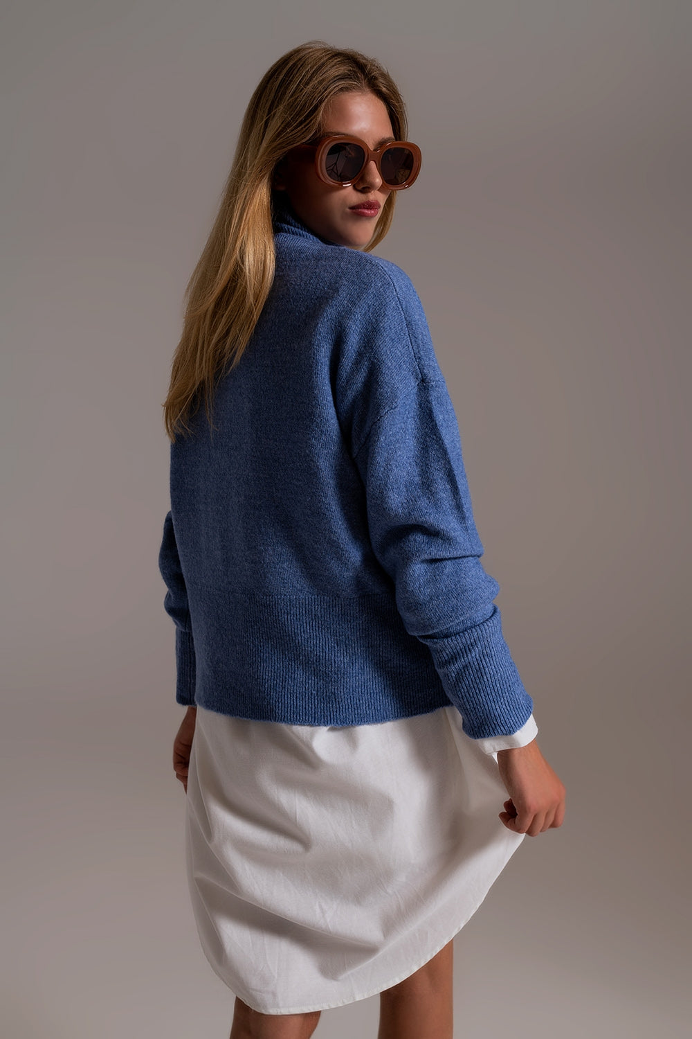 Camisola de gola alta azul em um tecido de malha macia