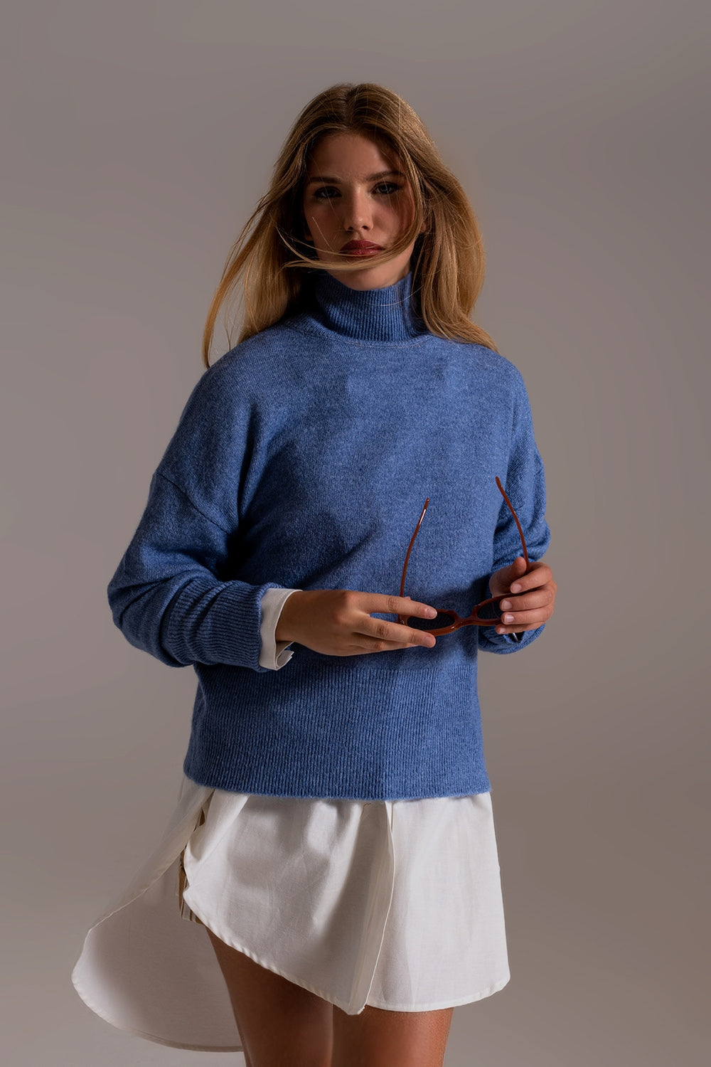 Camisola de gola alta azul em um tecido de malha macia