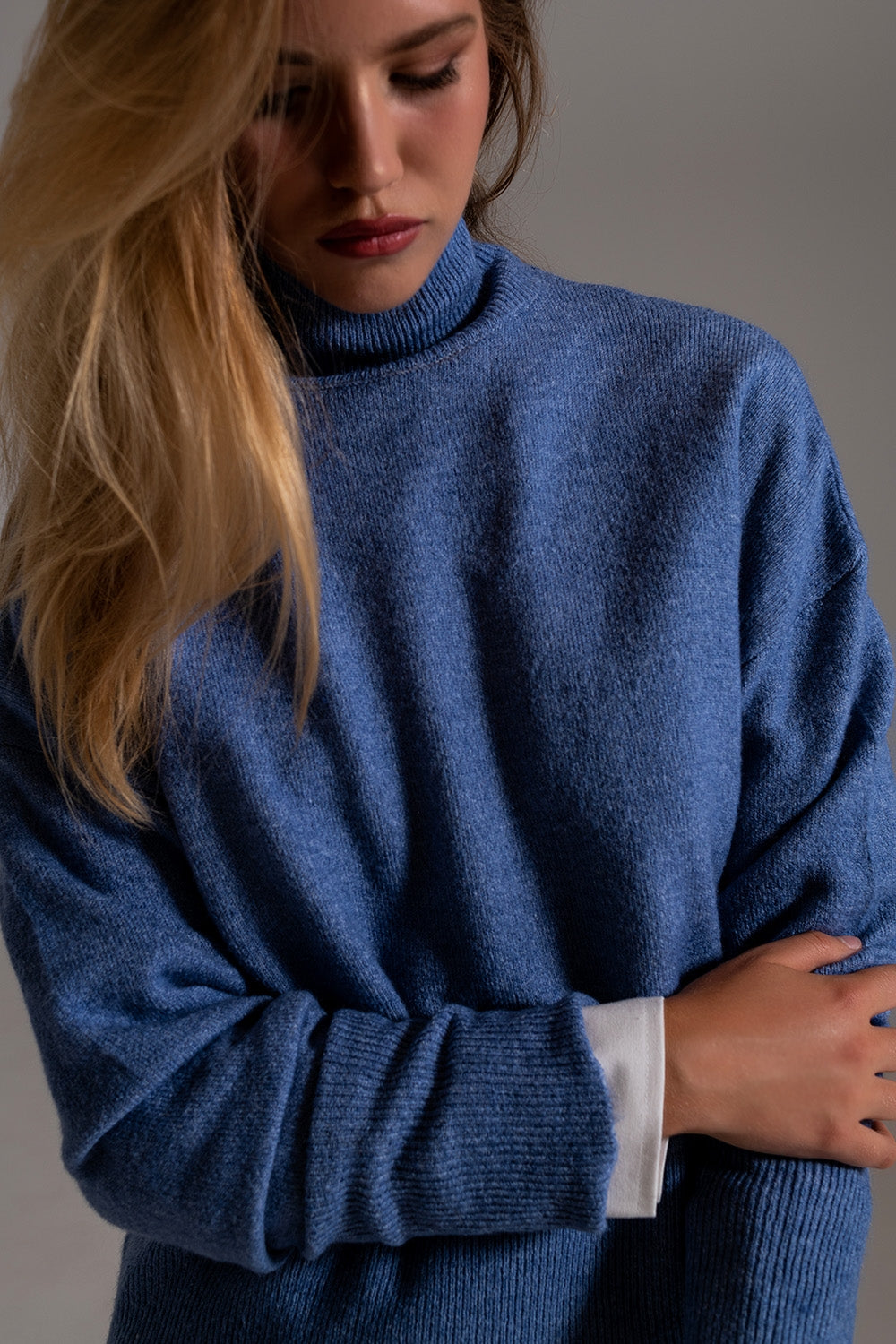 Camisola de gola alta azul em um tecido de malha macia