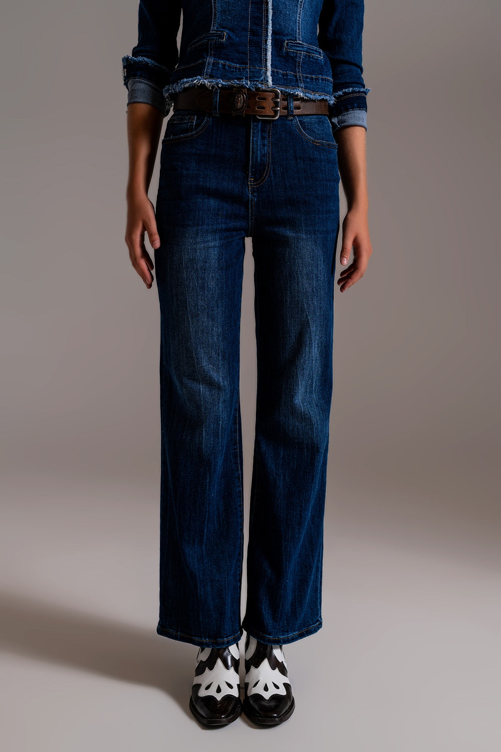 Calça jeans de perna larga estilo anos 70 em lavagem azul médio