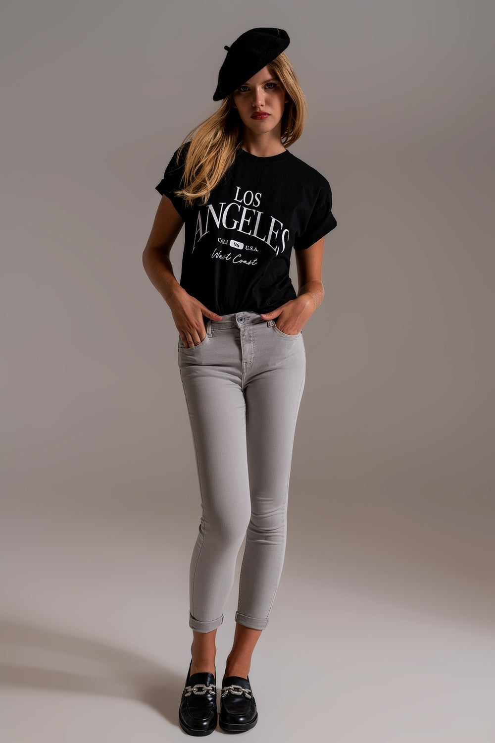 Jeans de tornozelo cinza claro com rugas suaves