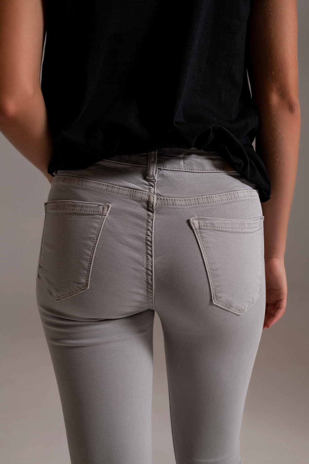 Jeans de tornozelo cinza claro com rugas suaves