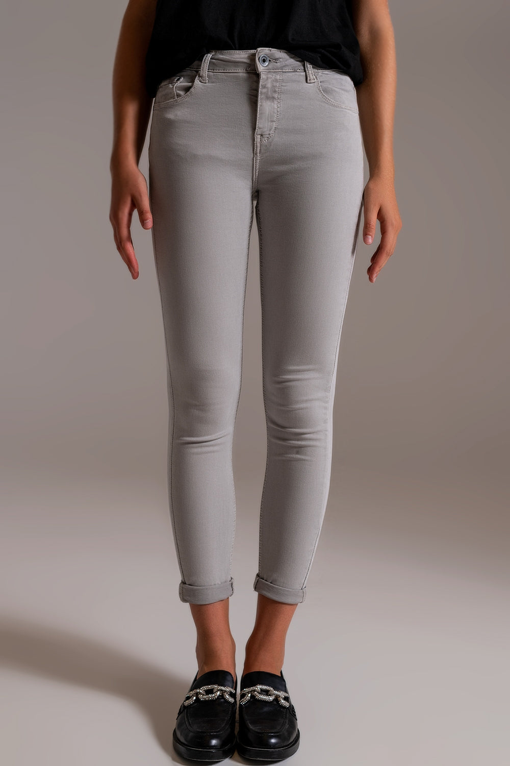 Jeans de tornozelo cinza claro com rugas suaves