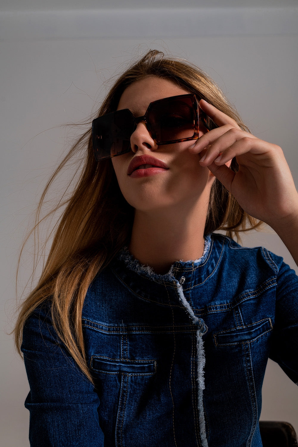Óculos de sol quadrados e oversized em marron
