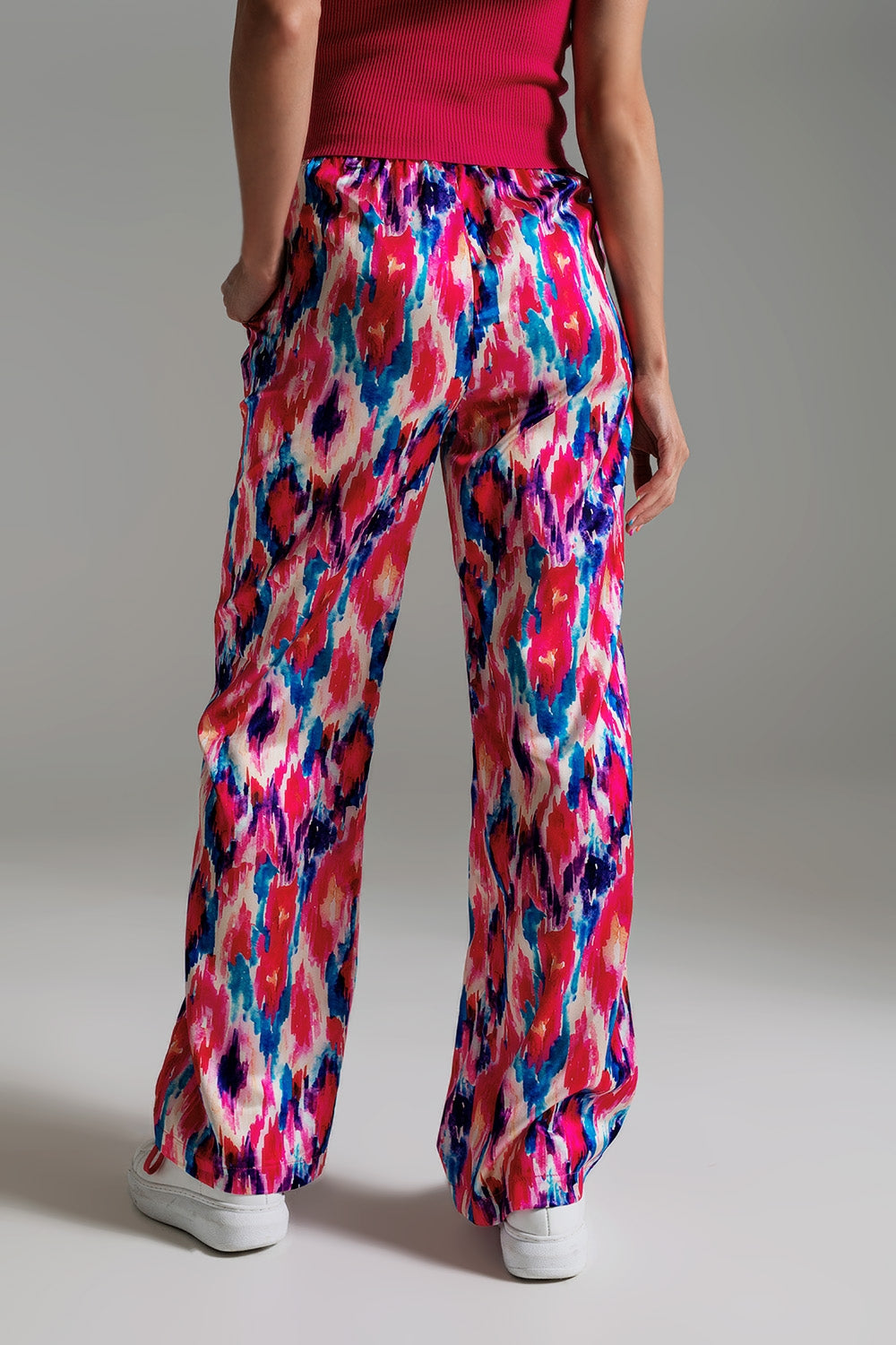 Calças estilo palazzo em estampa abstrata rosa e azul