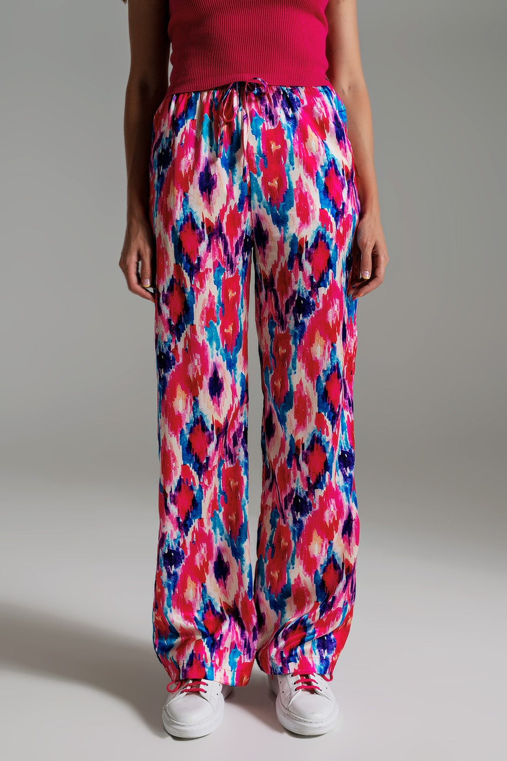 Calças estilo palazzo em estampa abstrata rosa e azul