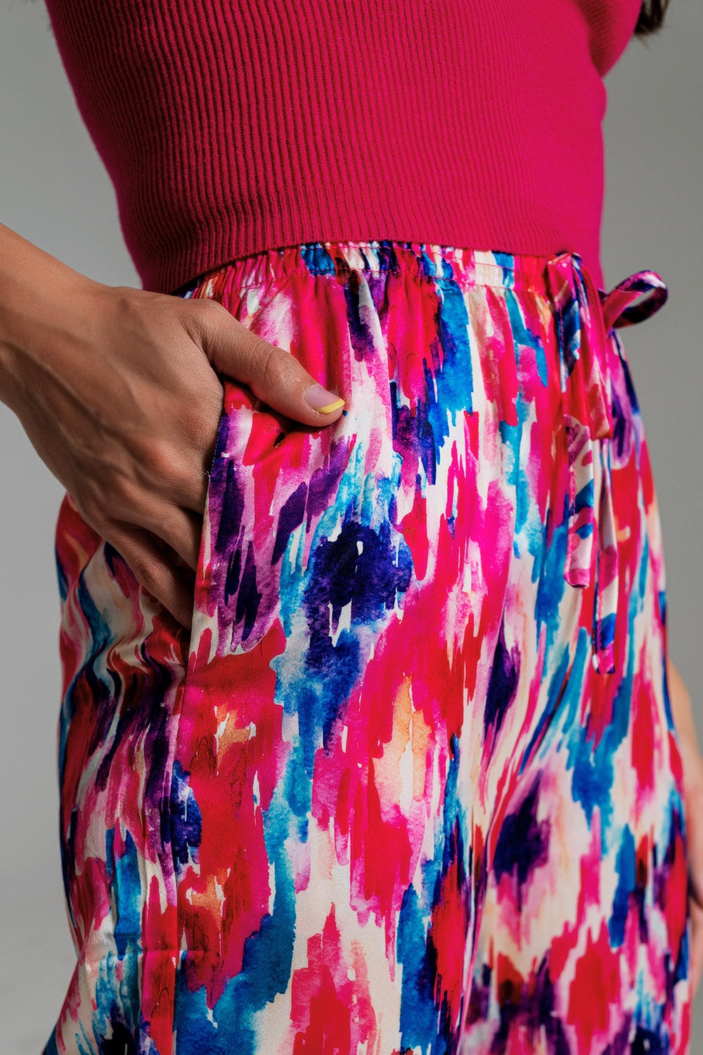 Calças estilo palazzo em estampa abstrata rosa e azul