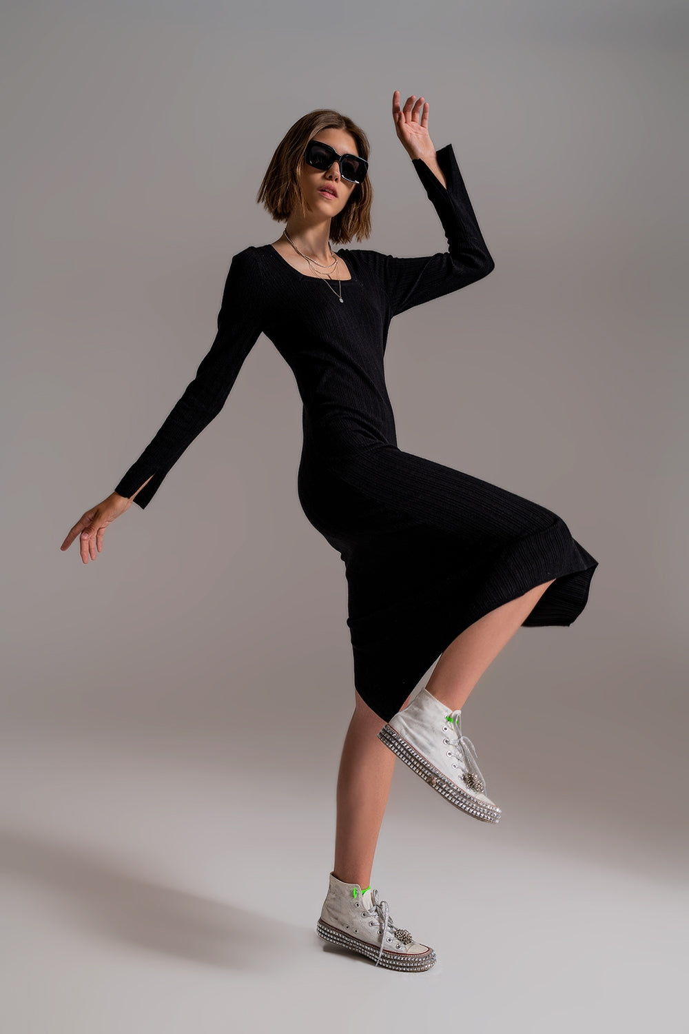 Vestido de malha midi com decote quadrado em preto