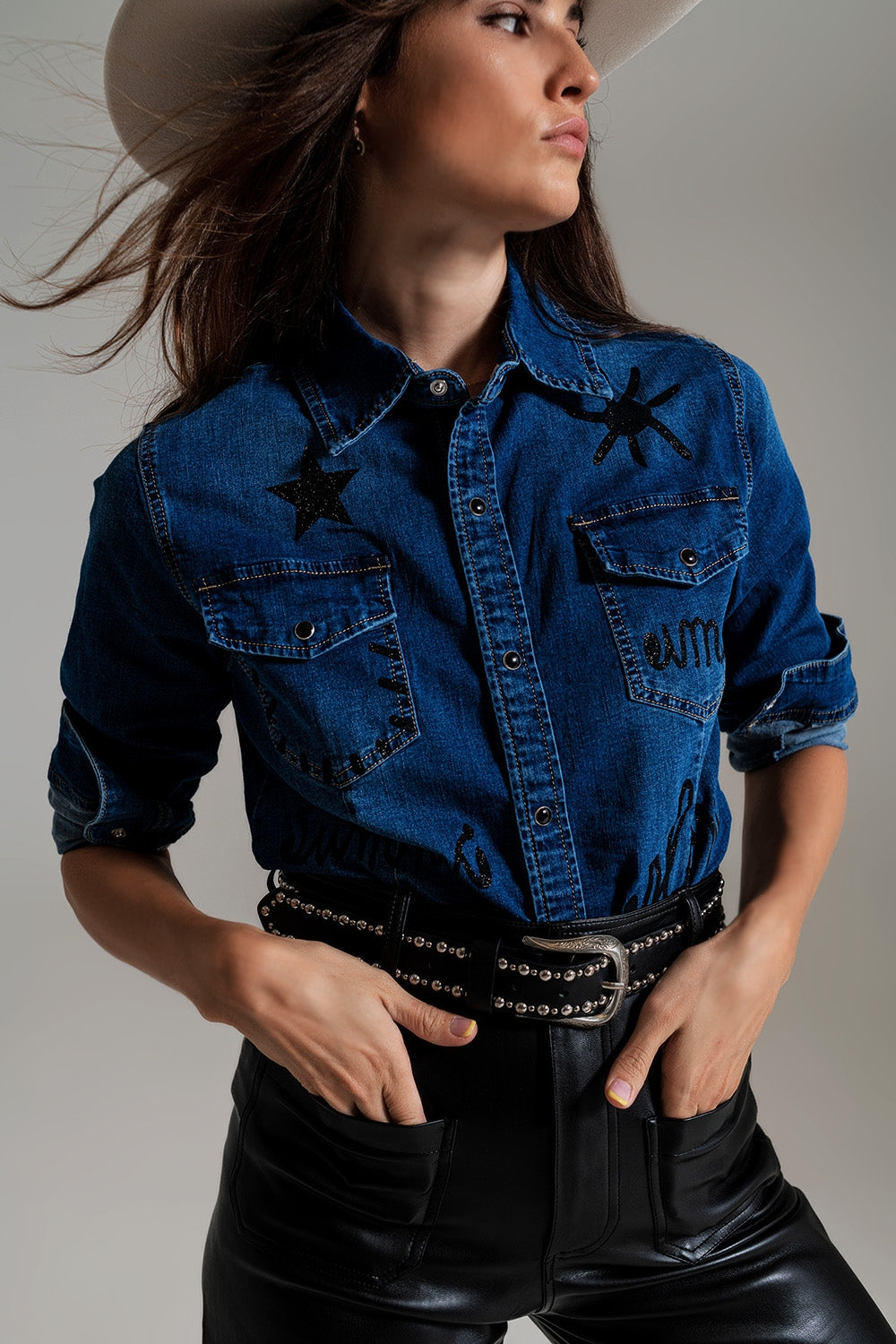camisa de ganga justa com detalhes gráficos pretos com strass