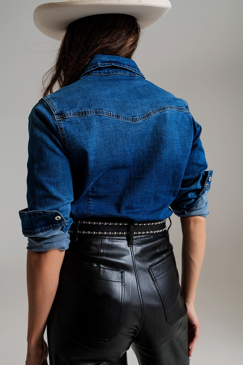 camisa de ganga justa com detalhes gráficos pretos com strass