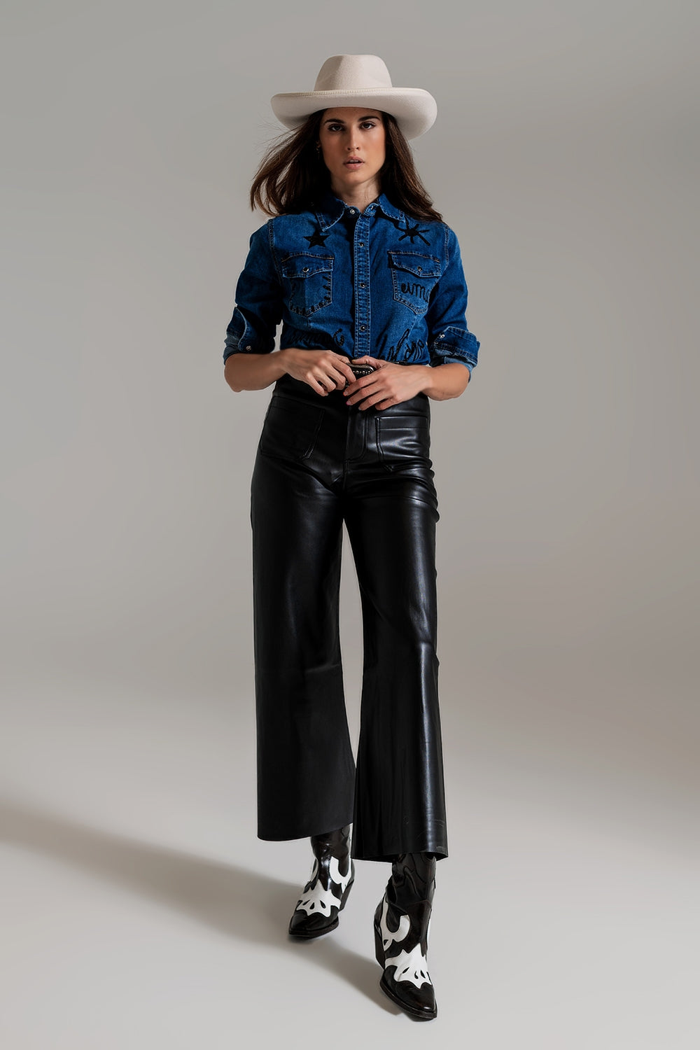 camisa de ganga justa com detalhes gráficos pretos com strass