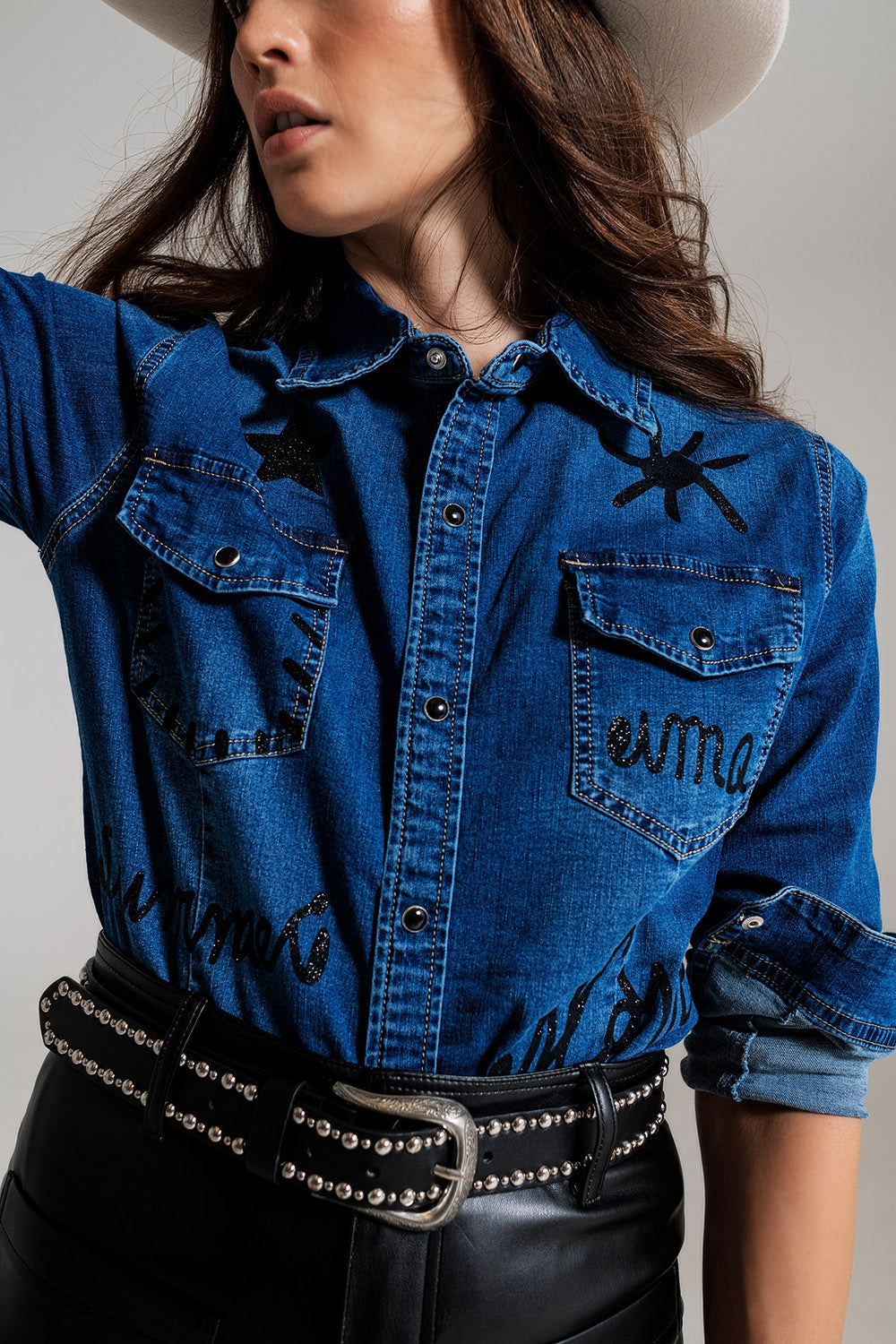 camisa de ganga justa com detalhes gráficos pretos com strass