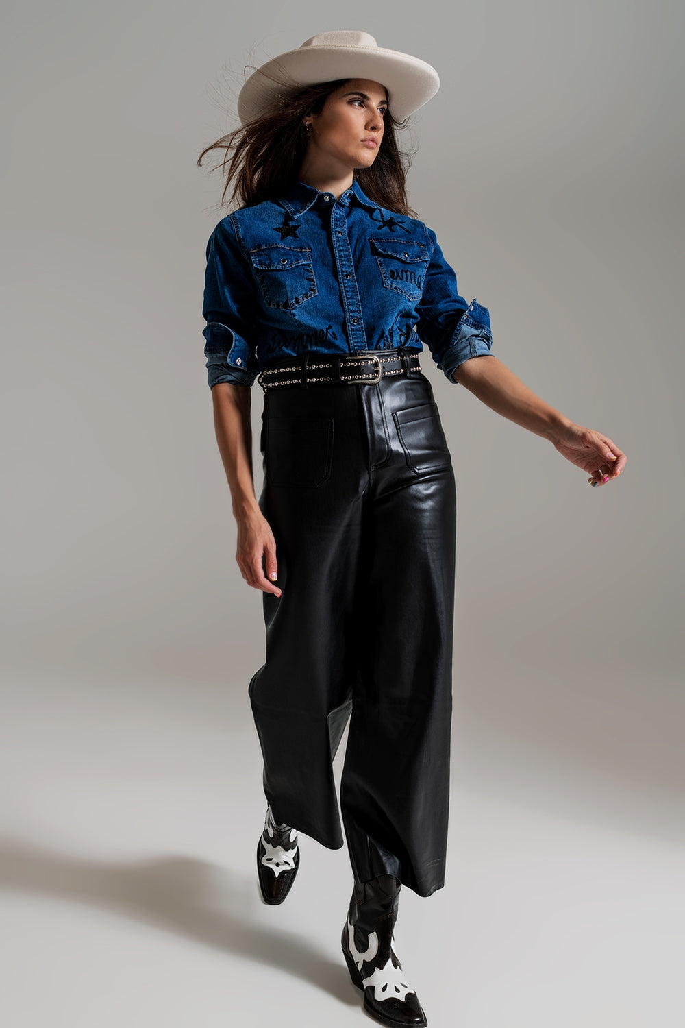 camisa de ganga justa com detalhes gráficos pretos com strass