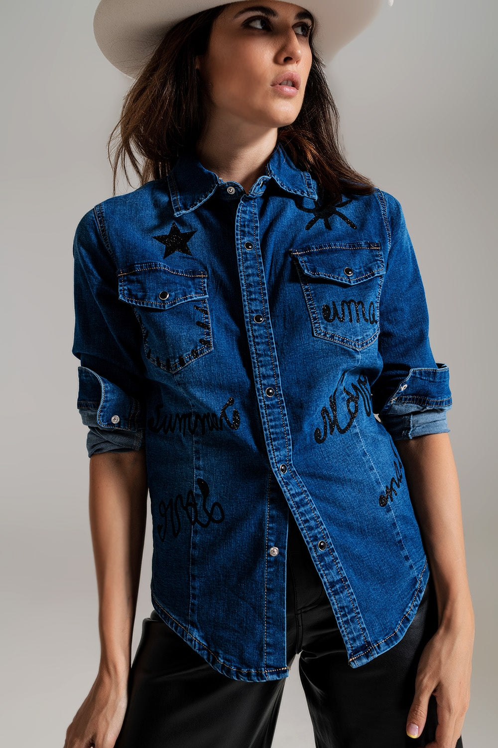 camisa de ganga justa com detalhes gráficos pretos com strass