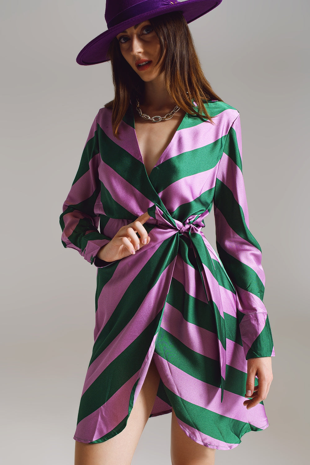 Vestido envelope de cetim com estampa listrada lilás e verde