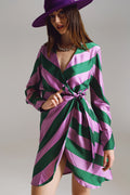 Vestido envelope de cetim com estampa listrada lilás e verde