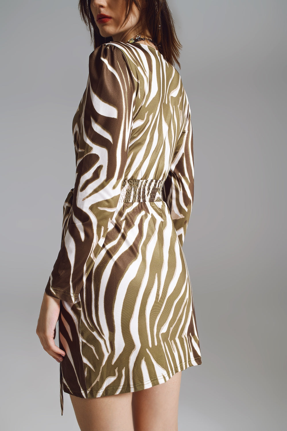 Vestido de manga longa com cinto estampado de zebra creme e verde-oliva