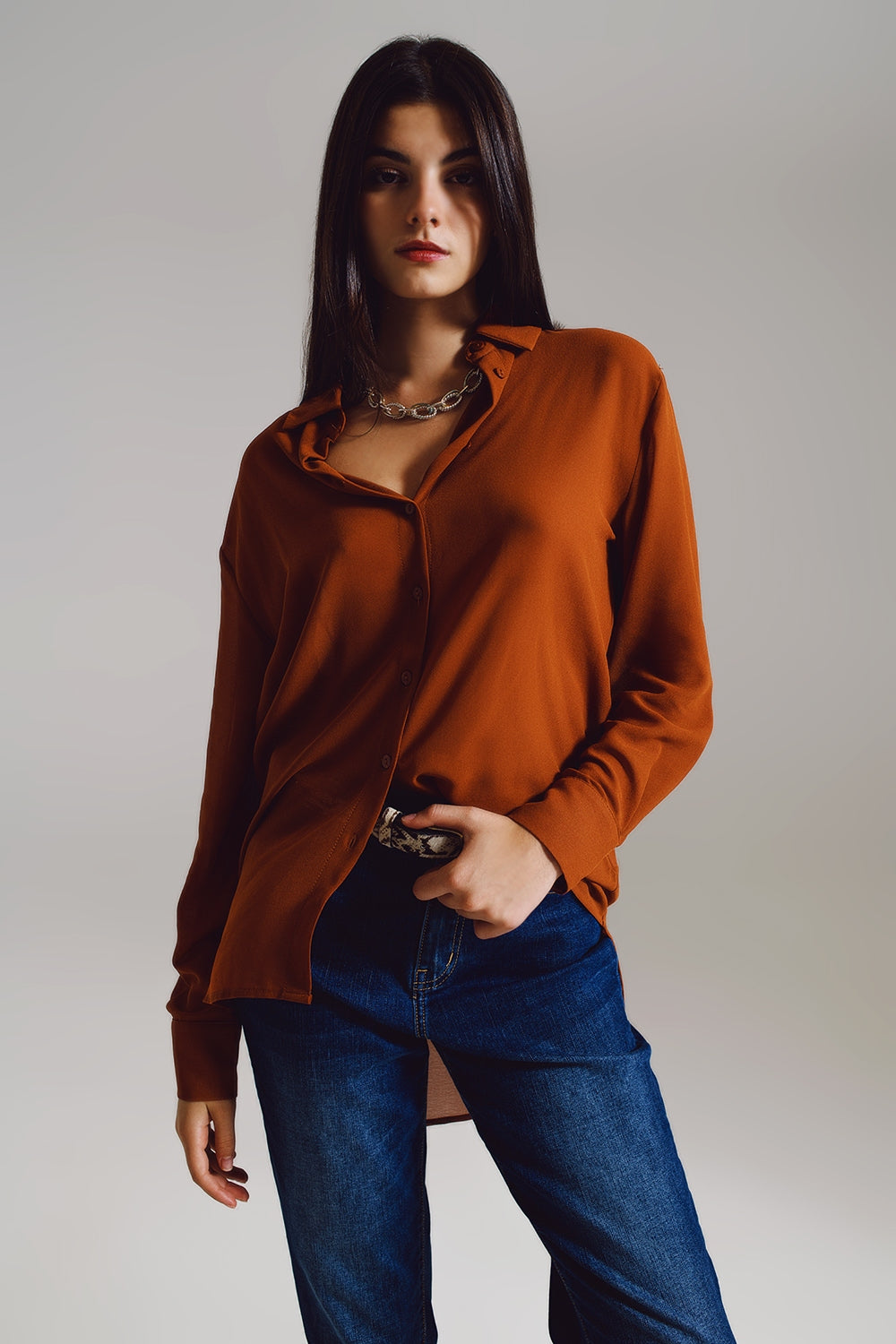 Camisa de chiffon na cor caramelo