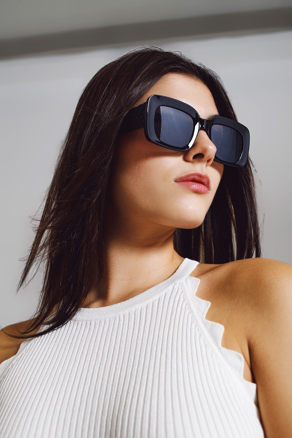 Óculos de sol ovalados com lentes esfumadas em preto