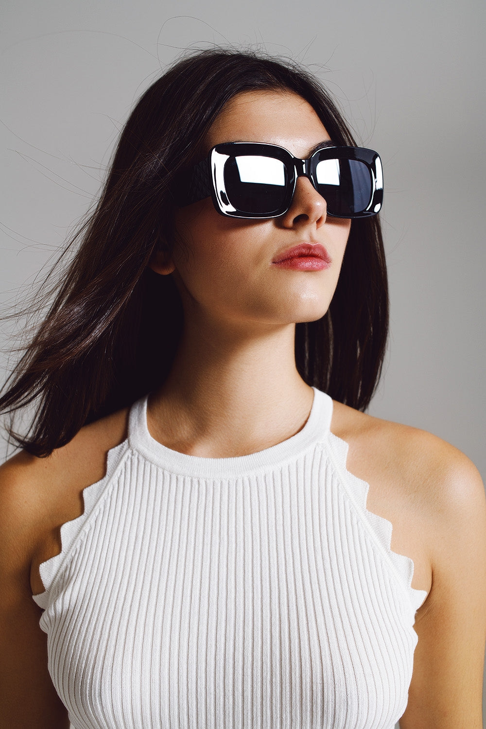Óculos de sol ovalados com lentes esfumadas em preto