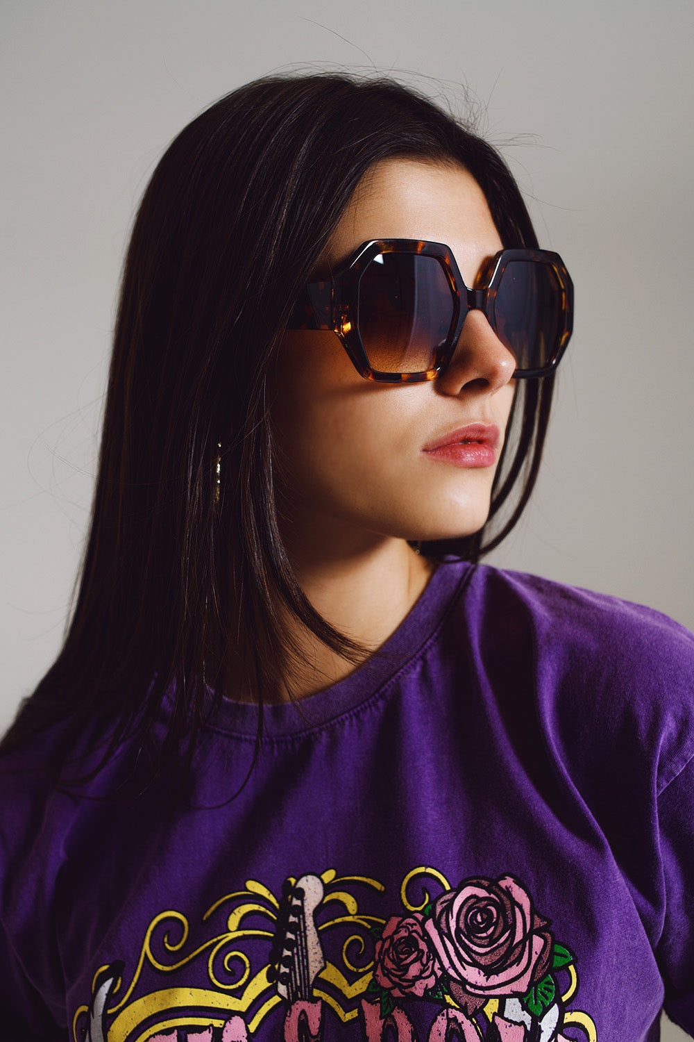 Óculos de sol hexagonais e oversized em tartaruga escura