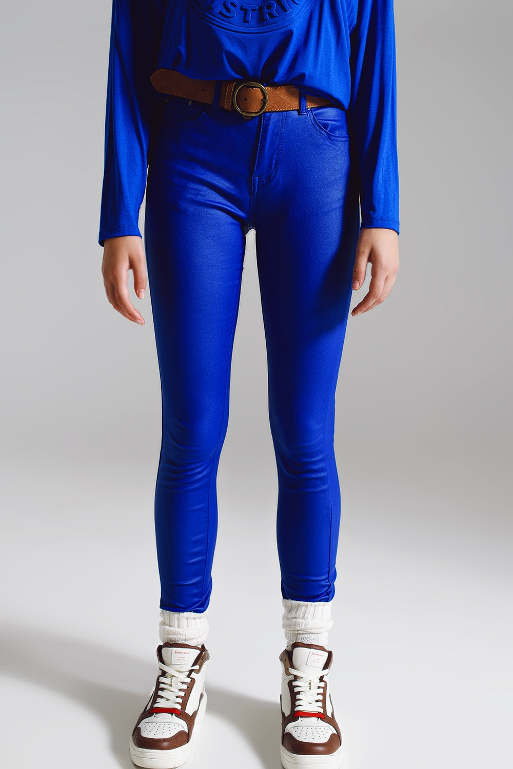 Calças super skinny de couro falso em azul elétrico.