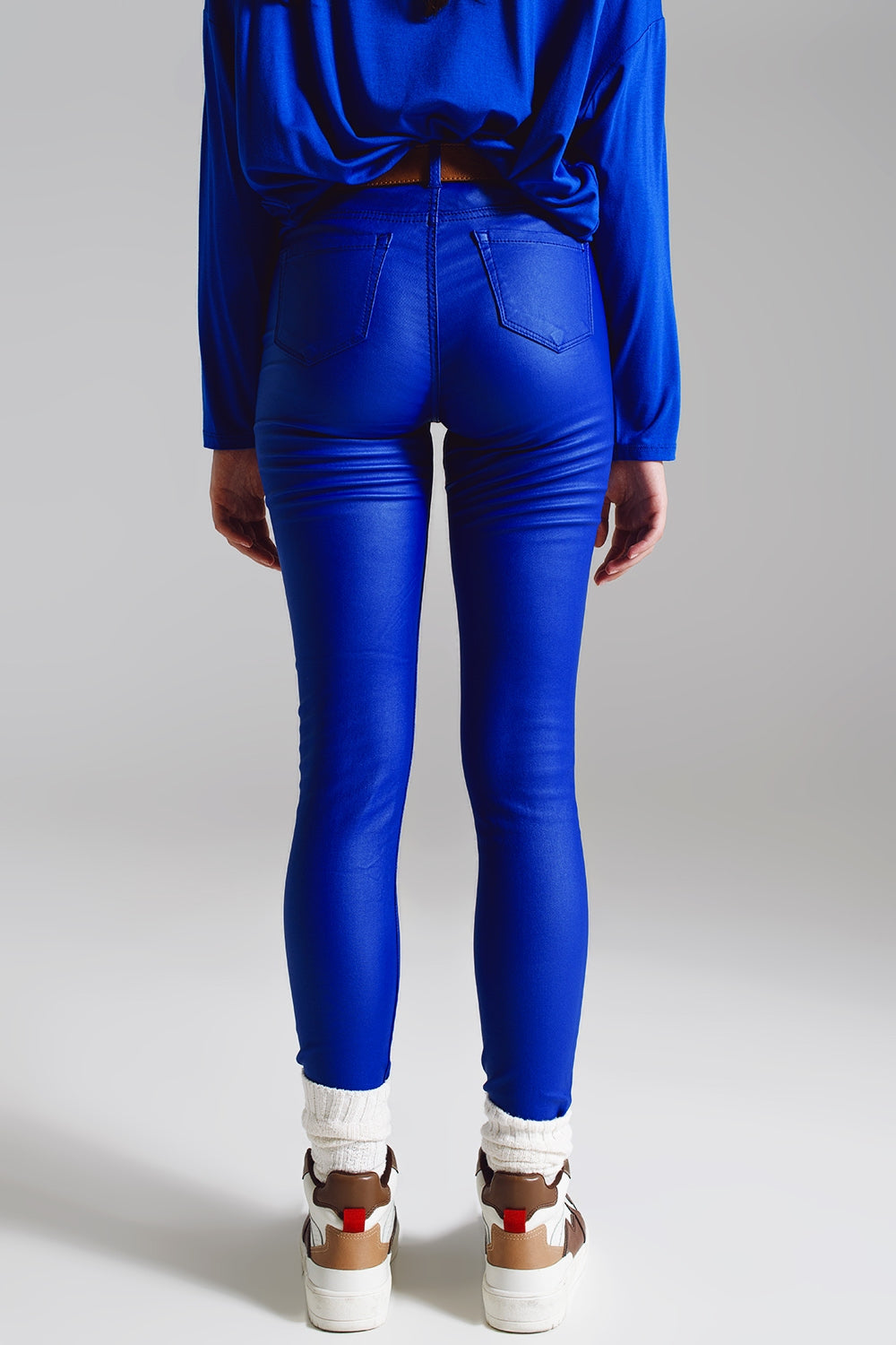 Calças super skinny de couro falso em azul elétrico.