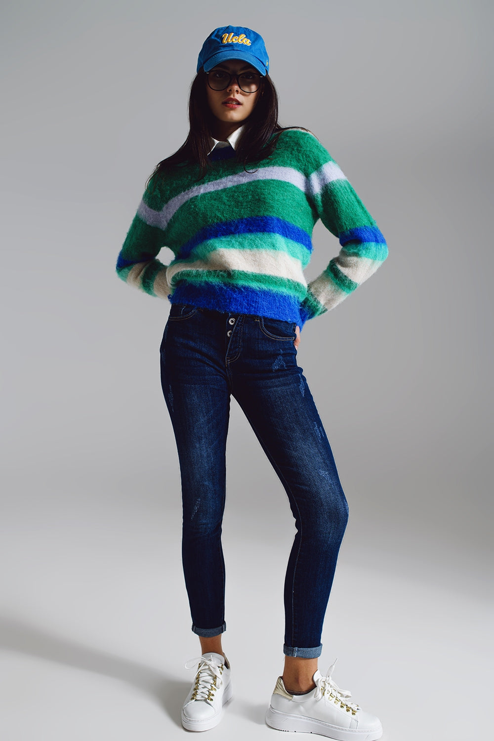 Jeans super skinny com botões frontais visíveis em azul médio