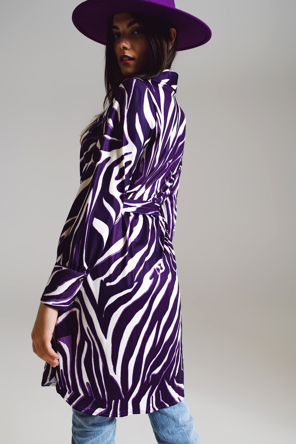 Vestido curto Midi com estampa de zebra em branco e roxo