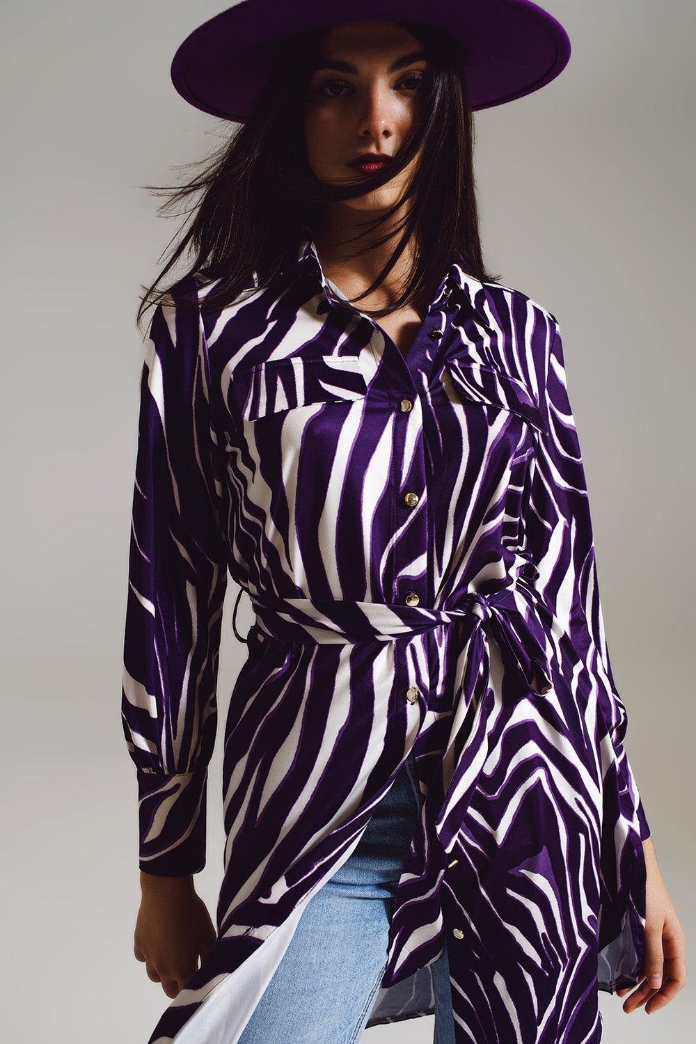 Vestido curto Midi com estampa de zebra em branco e roxo