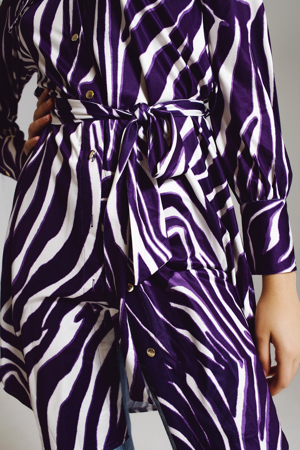 Vestido curto Midi com estampa de zebra em branco e roxo