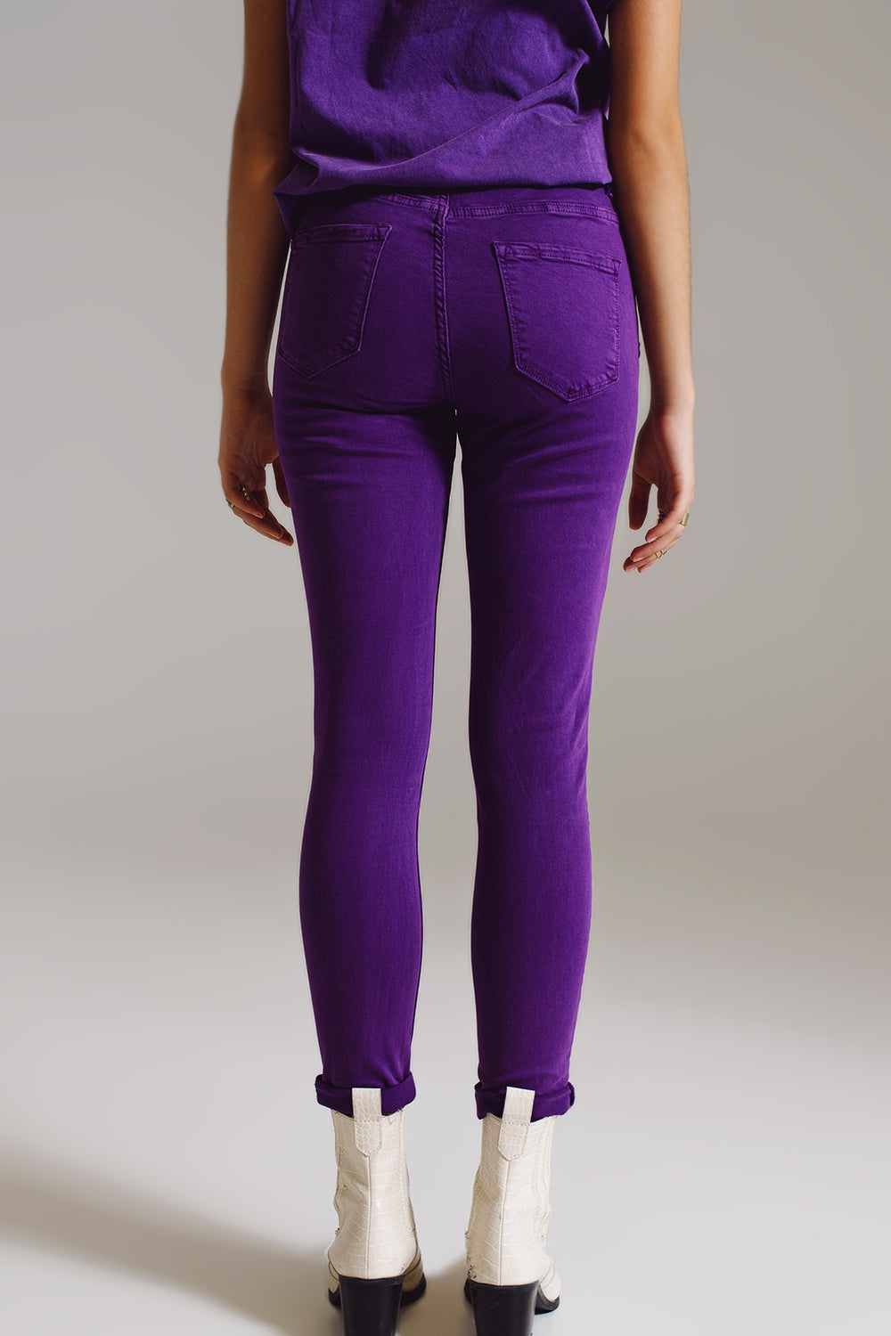 Calças skinny roxas de tornozelo com rugas suaves
